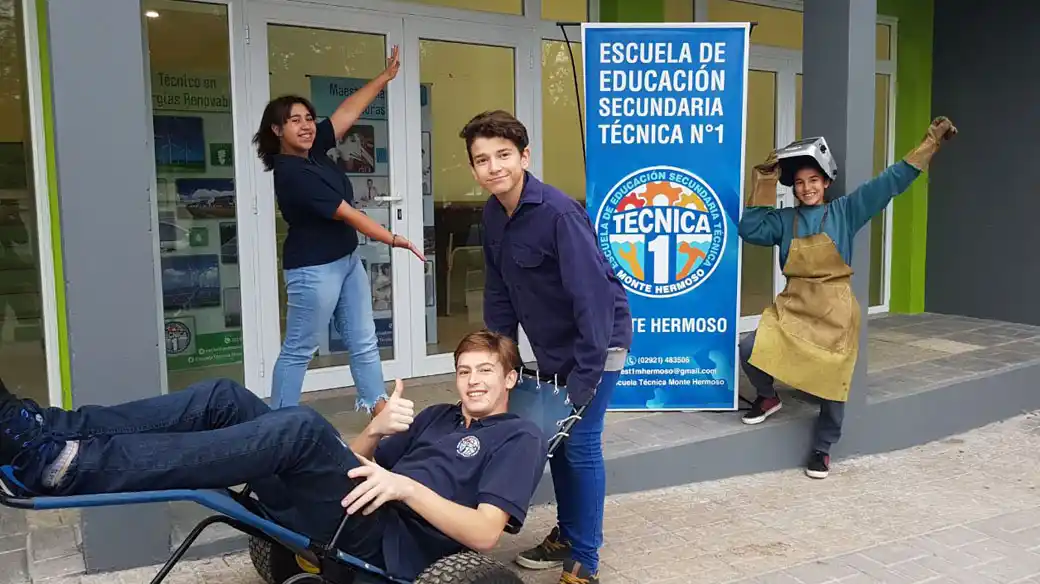 Alumnos bonaerenses fabricaron una silla de ruedas apta para la arena en Monte Hermoso