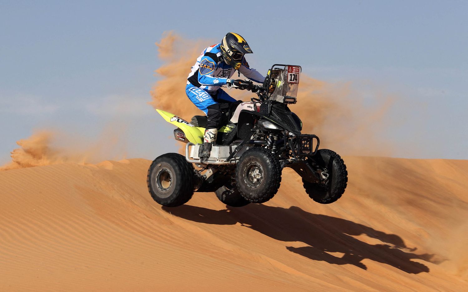 Andújar en pleno desierto con su Yamaha.