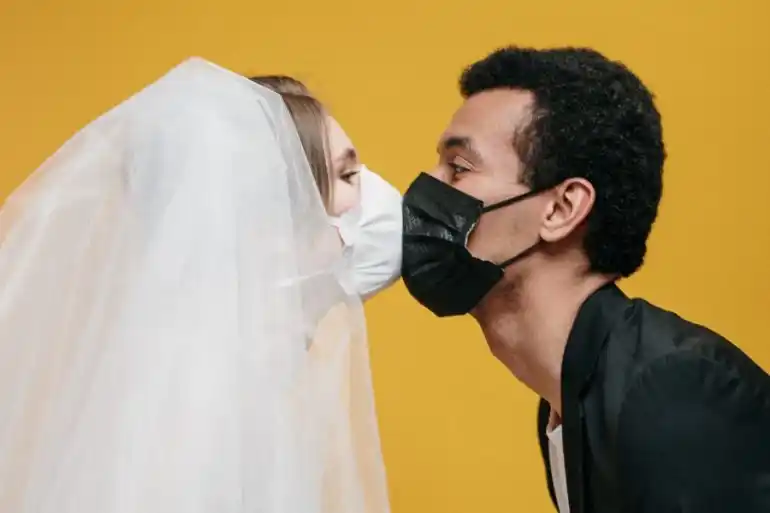 Bodas virtuales en Japón: los novios se casan en el fondo del mar, en ruinas antiguas y hasta en la luna