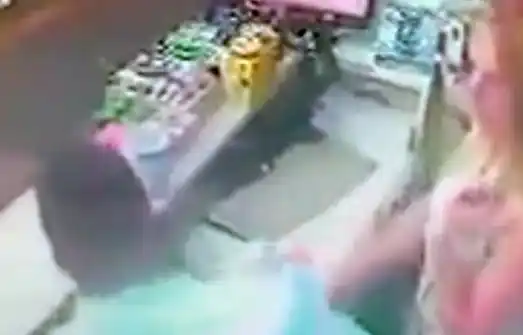 Video: Ladrón cae muerto por infarto en pleno robo