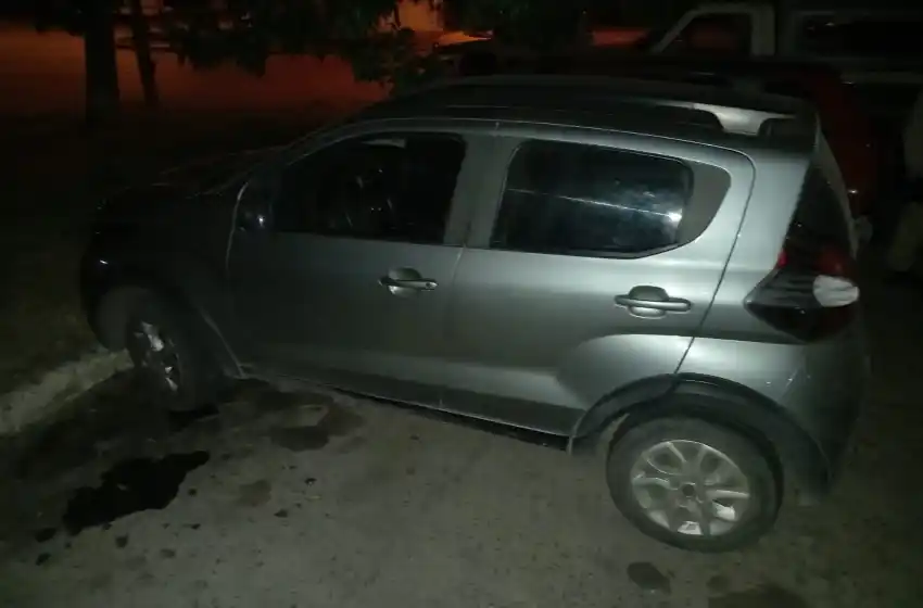 Robaron un auto y lo abandonaron: están prófugos