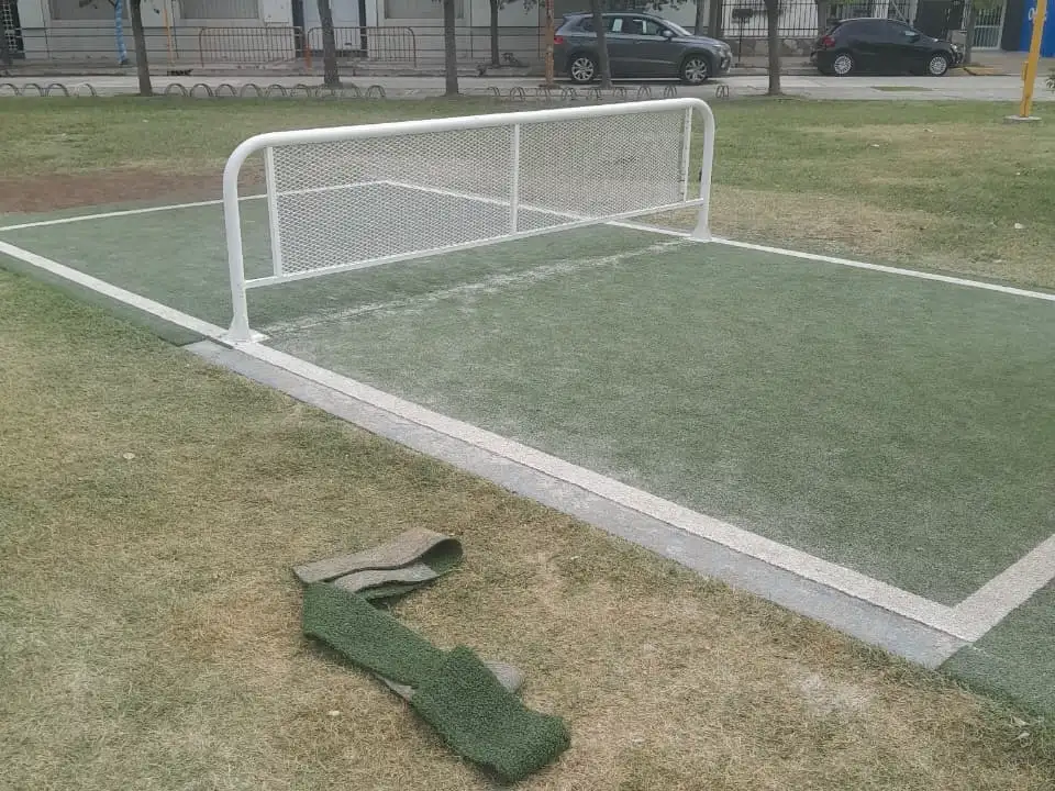 Vandalizaron el césped sintético de las canchas de la Plaza Vélez Sarsfield