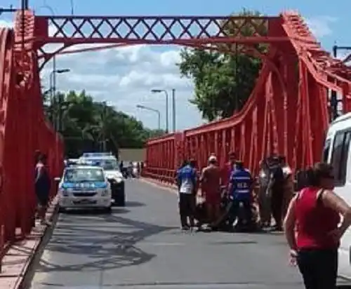 Por segunda vez en un día, trató de tirarse del puente 