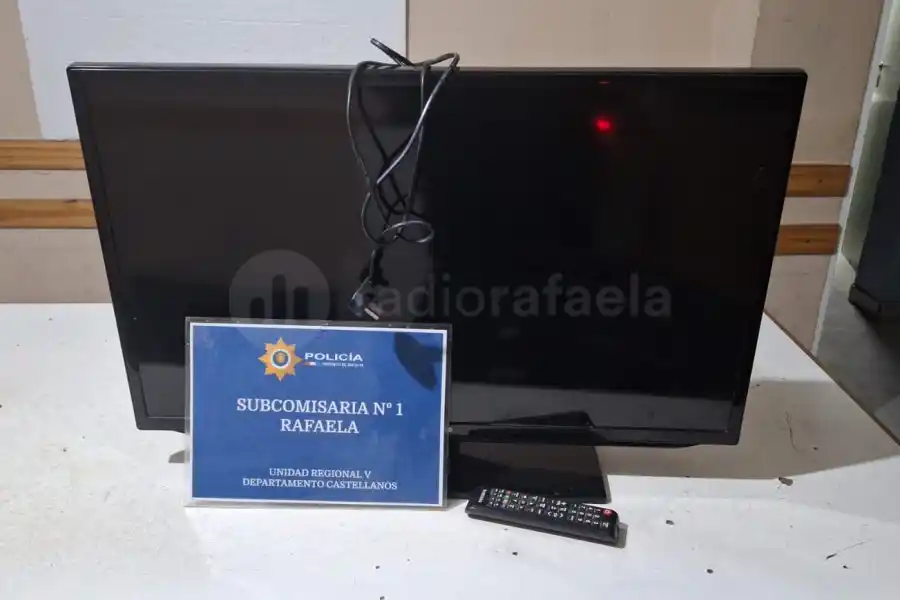 En moto, llevaban un televisor que habrían comprado por Facebook