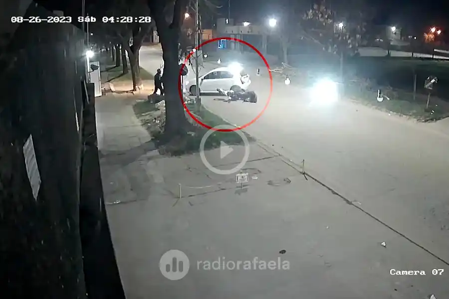 VIDEO | Sin dudarlo, atropelló a los ladrones para escapar de un asalto