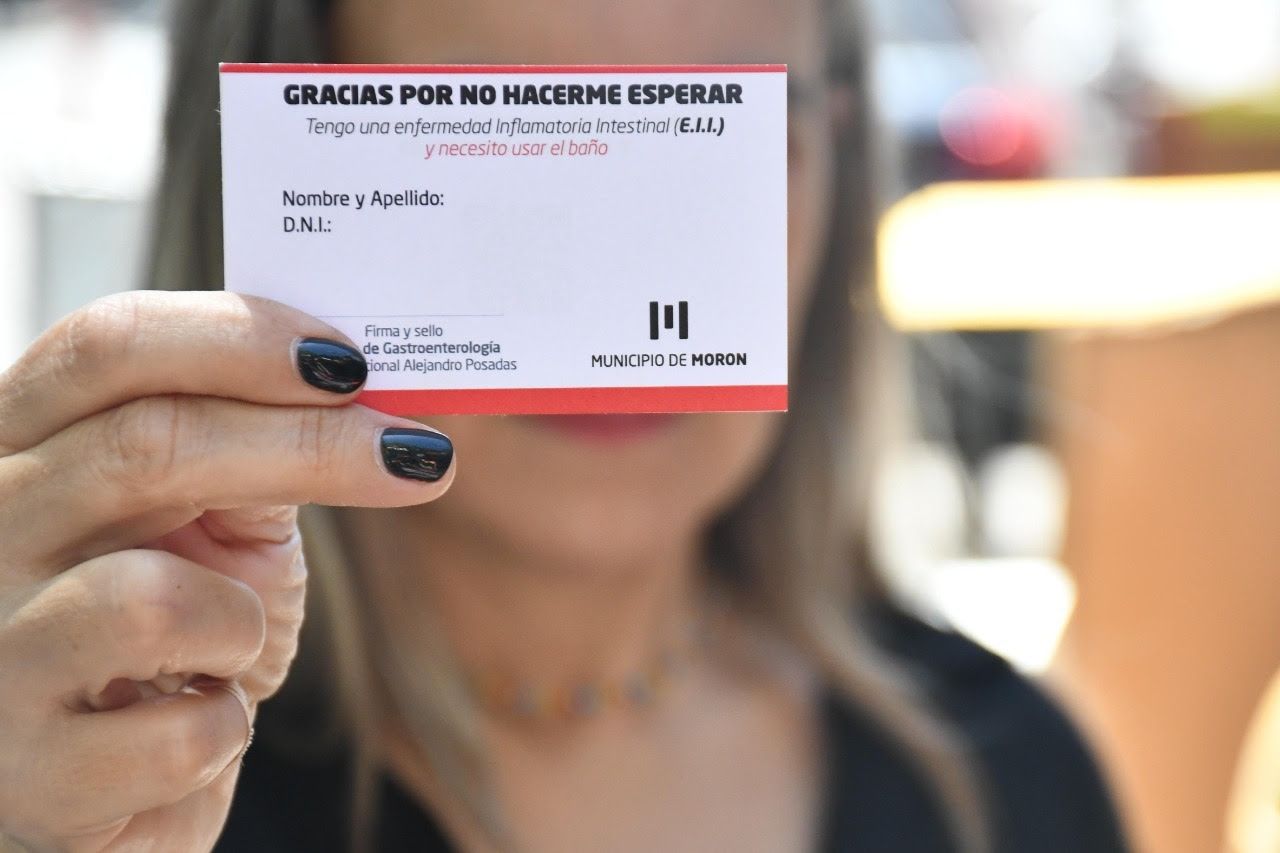 Morón presentó un programa para que personas con problemas intestinales puedan pasar a baños de bares