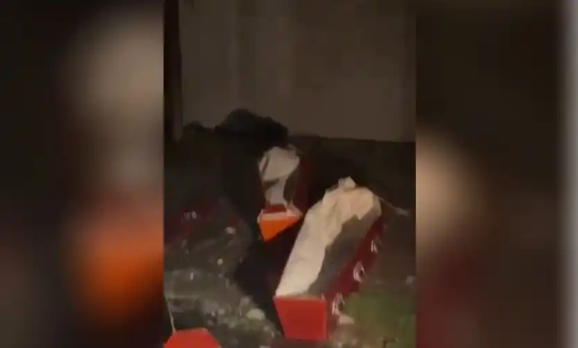 VIDEO - Por las fuertes ráfagas, ataúdes salieron volando de una funeraria de Pilar