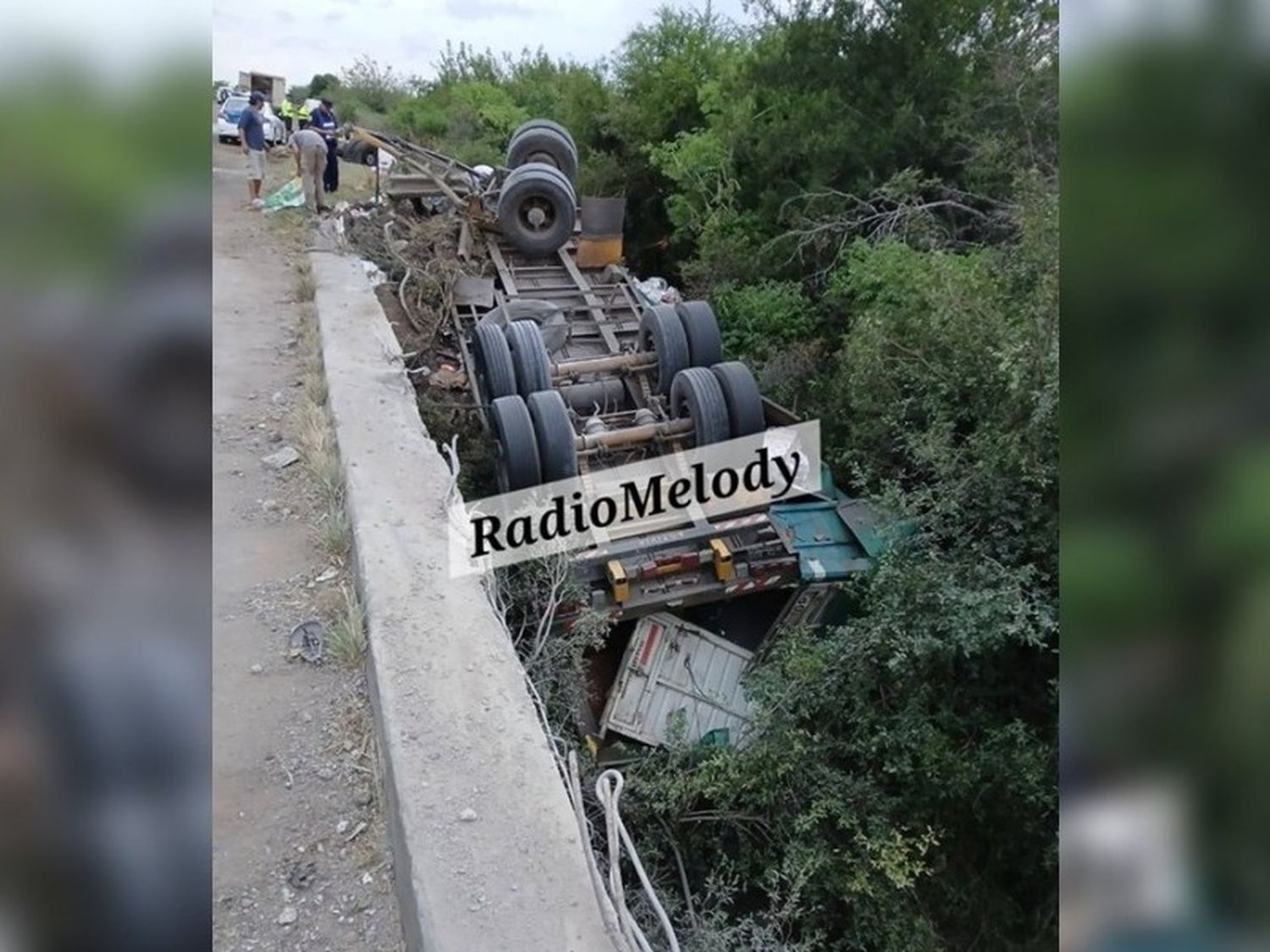 Volcó un camión en Entre Ríos: el chofer fue rescatado y derivado de urgencia