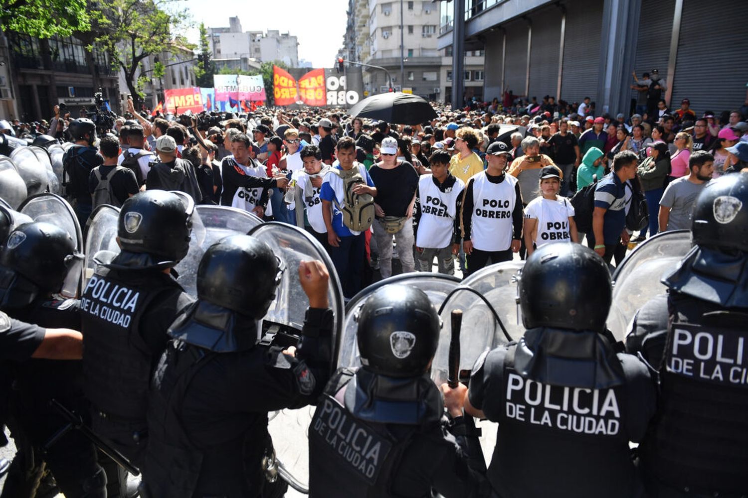 La Policía conteniendo la manifestación