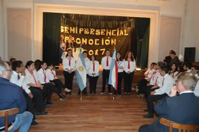 32 empleados municipales alcanzaron su título secundario