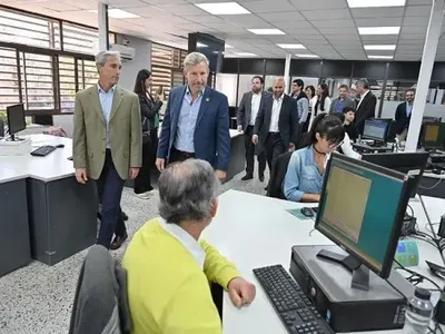 Frigerio recorrió las nuevas oficinas que modernizan la Obra Social de Entre Ríos
