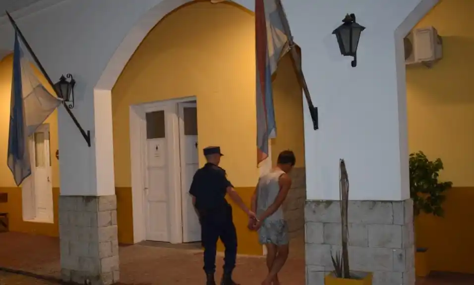 Entró a una casa y robó un televisor, pero lo cruzó la Policía y lo detuvo