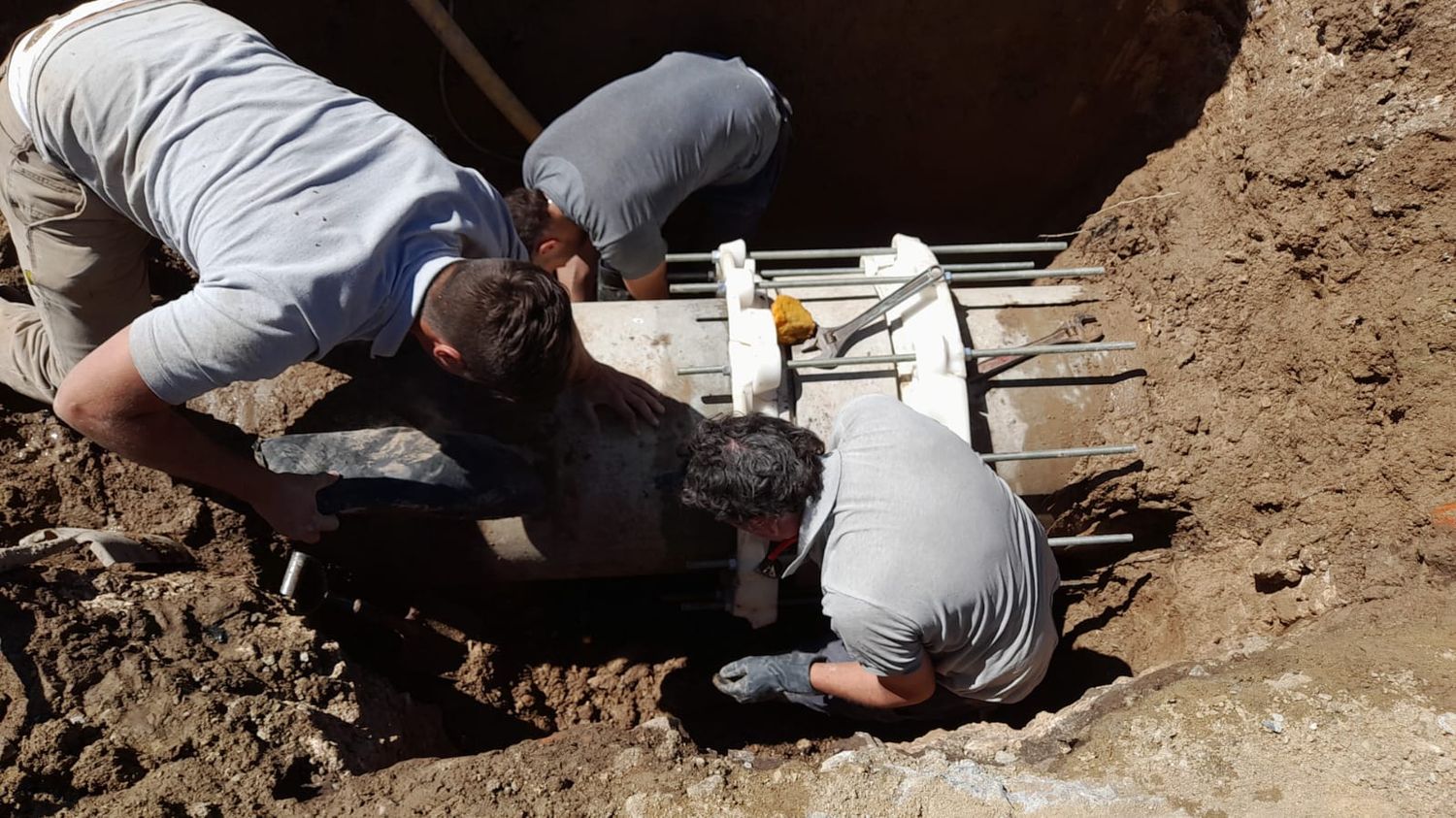 La rotura en una cañería de distribución de agua de gran diámetro se pudo solucionar gracias al trabajo de la Dirección General de Obras Sanitarias.