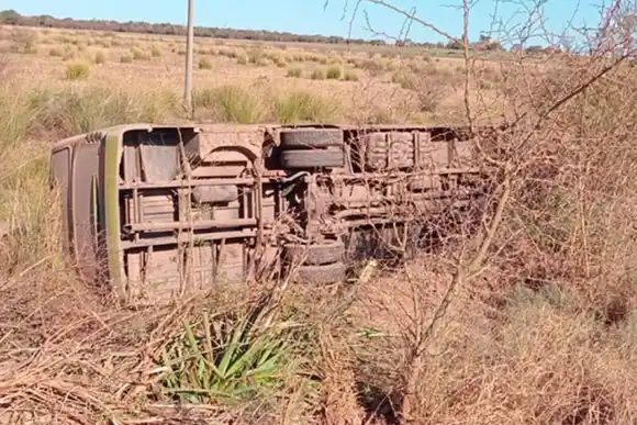 Un colectivo escolar volcó en Villaguay: hay varios estudiantes heridos