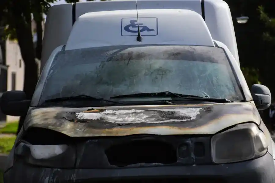 Crece la tensión en Rosario: incendiaron autos y dejaron nuevas amenazas contra Pullaro y Bullrich