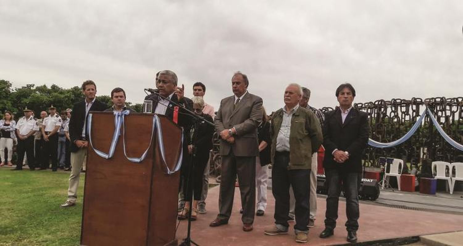 Cada cual con su acto por el Día de la Soberanía