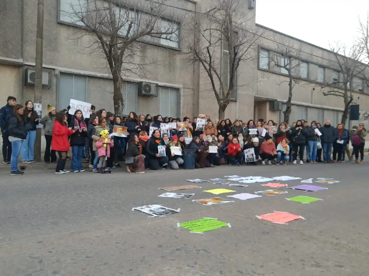 Una de las marchas frente al colegio venadense.
