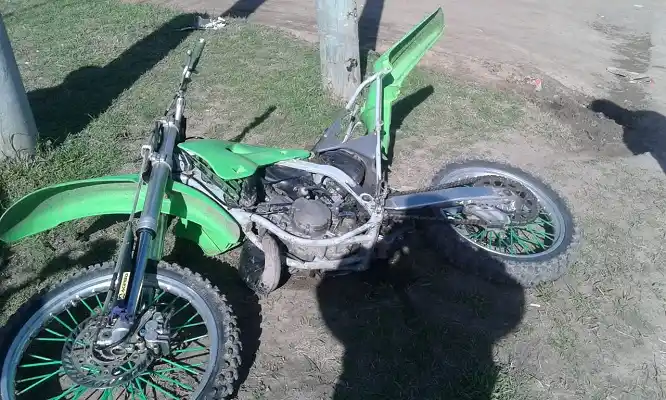 Un motociclista resultó con fracturas en un choque