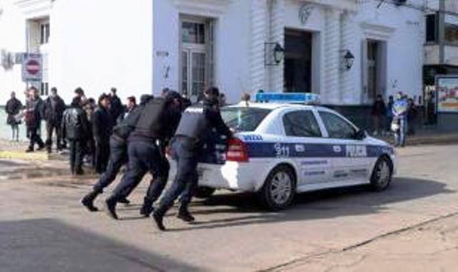 Insólito: Sumariaron a policía de La Plata por publicar fotos de patrulleros en pésimo estado