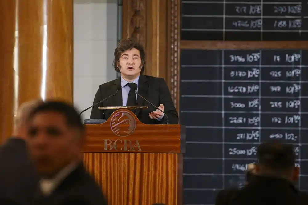 “Hay una anomalía porque el dólar está subiendo y nosotros estamos comprando dólares”, expresó el presidente.