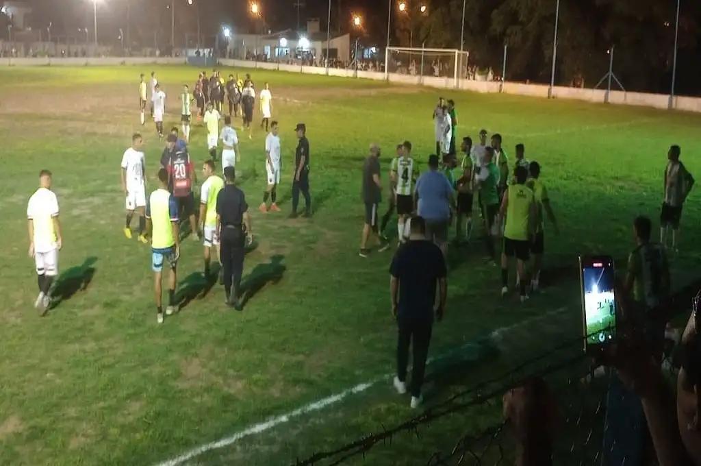 La gresca por momentos se tornó incontrolable. El árbitro de Gualeguay, Walter Silguero cuando estuvo en la comisaría habría visto algunos jugadores de Banfield con sangre en el rostro haciendo una denuncia contra sus pares de Palermo.