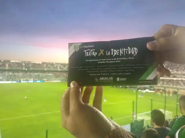 Banfield firma un acuerdo con Abuelas de Plaza de Mayo y lleva Teatro x la Identidad a su estadio
