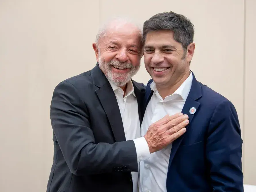 Axel Kicillof junto con el presidente brasileño Lula da Silva en España.