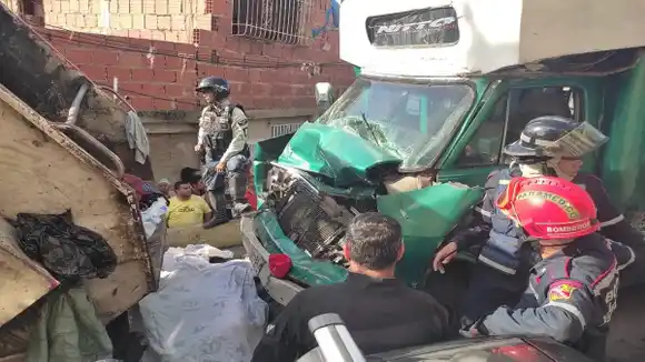 ¡PETARE! Choque entre camioneta por puesto y camión de la basura deja 6 muertos y un herido