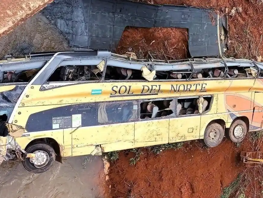 El micro cayó desde un puente tras ser embestido por un auto.