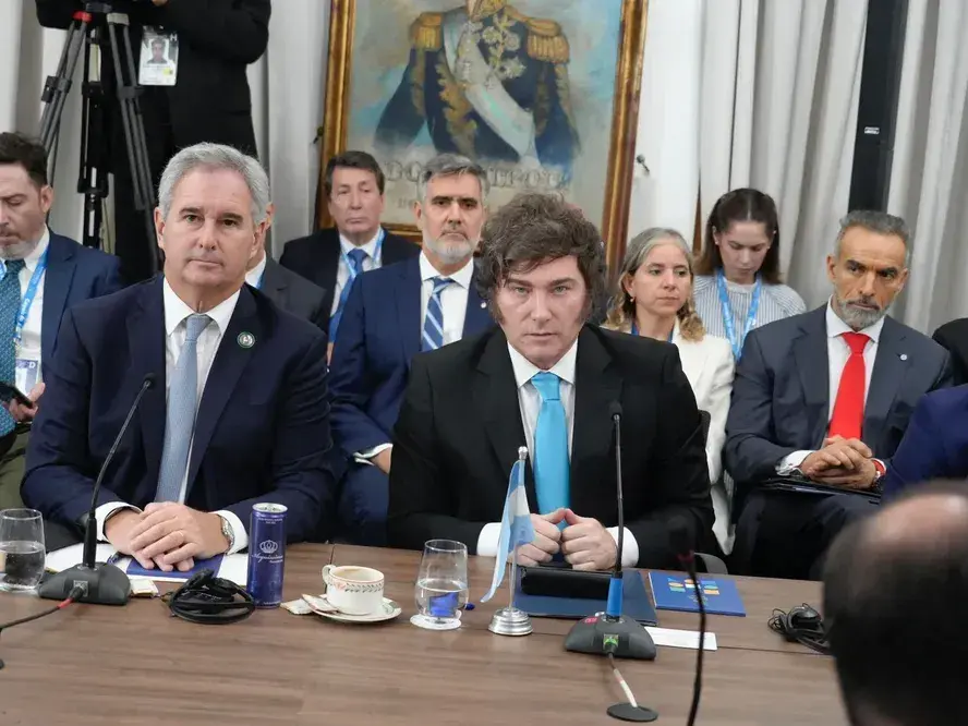 Milei junto al canciller Pablo Quirno, en la reunón del Mercosur.