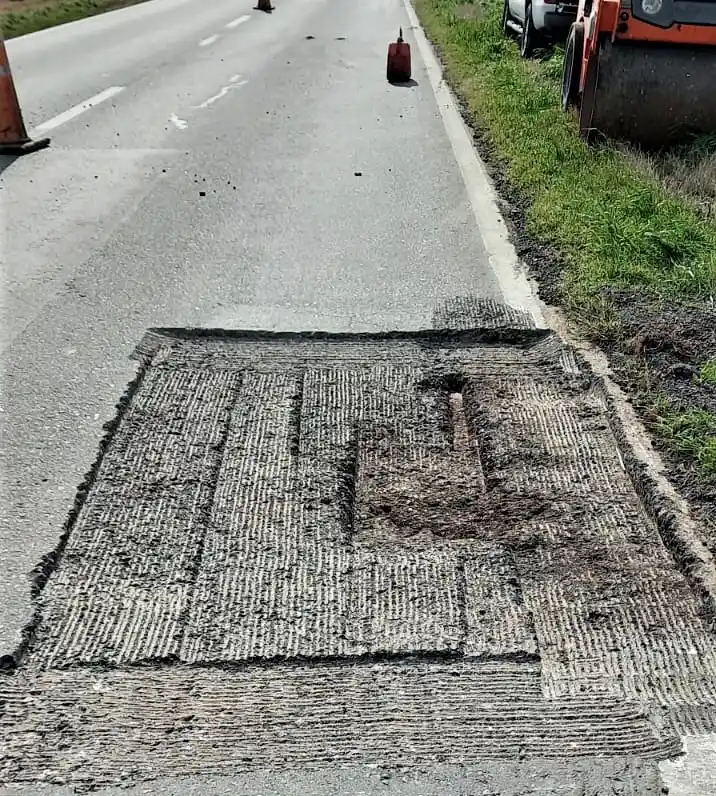 Vialidad avanza en el bacheo de la ruta.