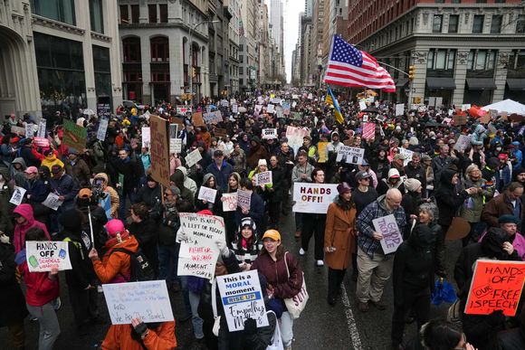 “¡Manos Fuera!”: La protesta en contra las políticas de Trump se replicó en los 50 estados del país,
