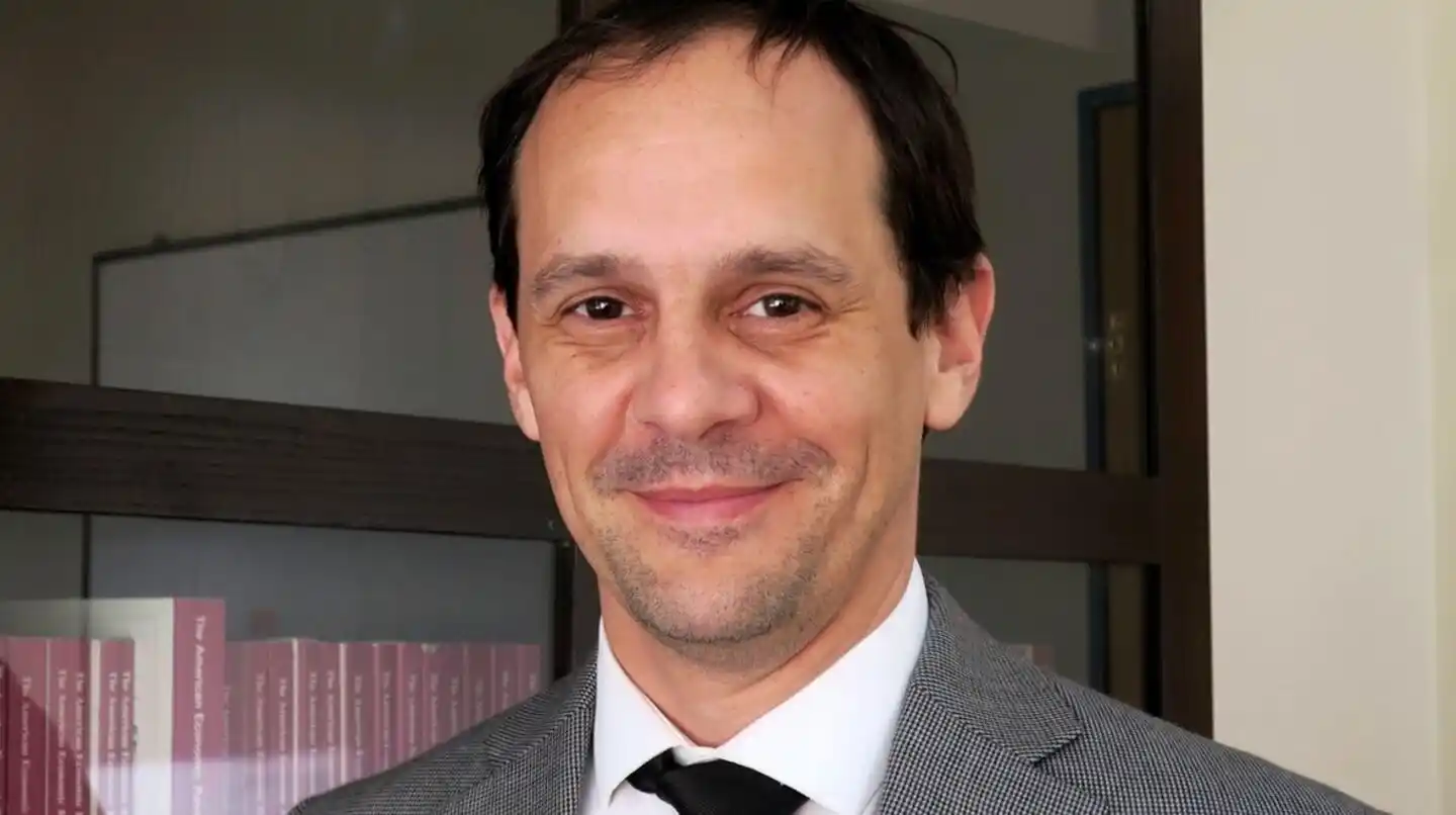 "Hasta hace un mes el dólar estaba estable, la brecha cambiaria era chiquita y el Banco Central estaba acumulando reservas", fue su reproche.