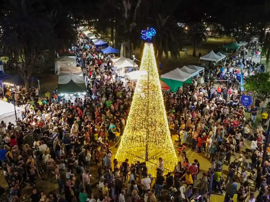 El encendido del arbolito convoca a una importante cantidad de vecinos.