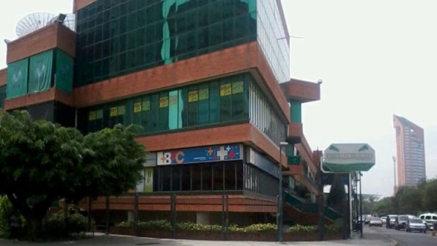 Hallan cuerpo sin vida de un sexagenario en baño público de un centro comercial