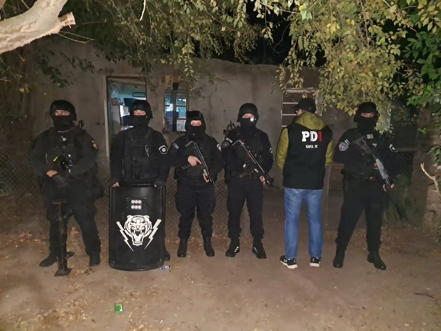 La Policía de Investigaciones en uno de los domicilios allanados. Foto: PDI.