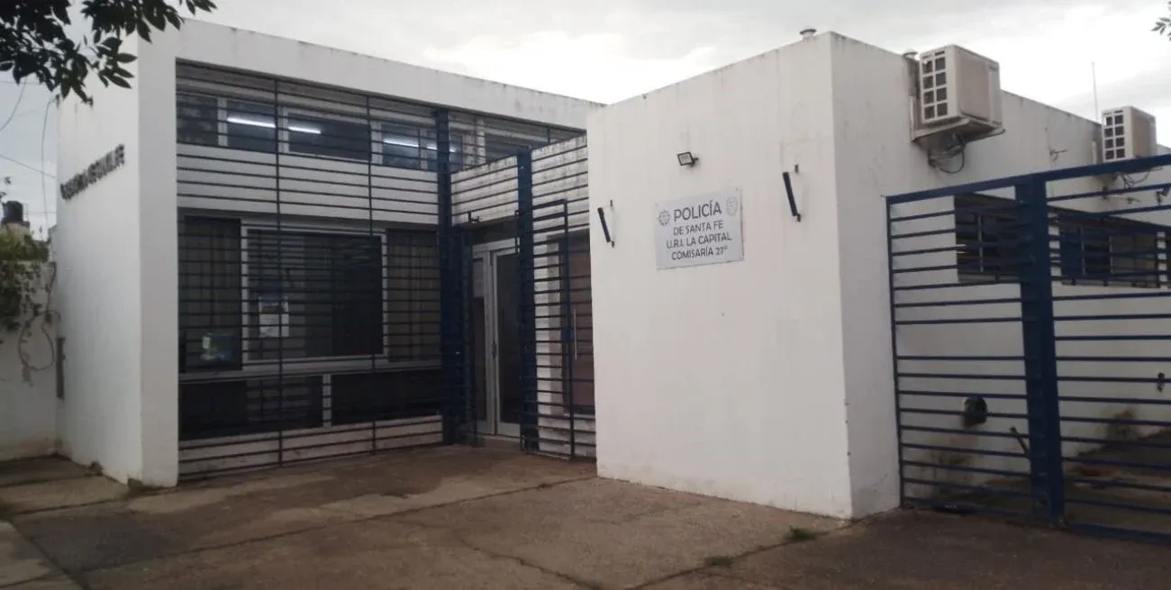Uno de los vidrios de la dependencia policial fue dañado tras los incidentes.