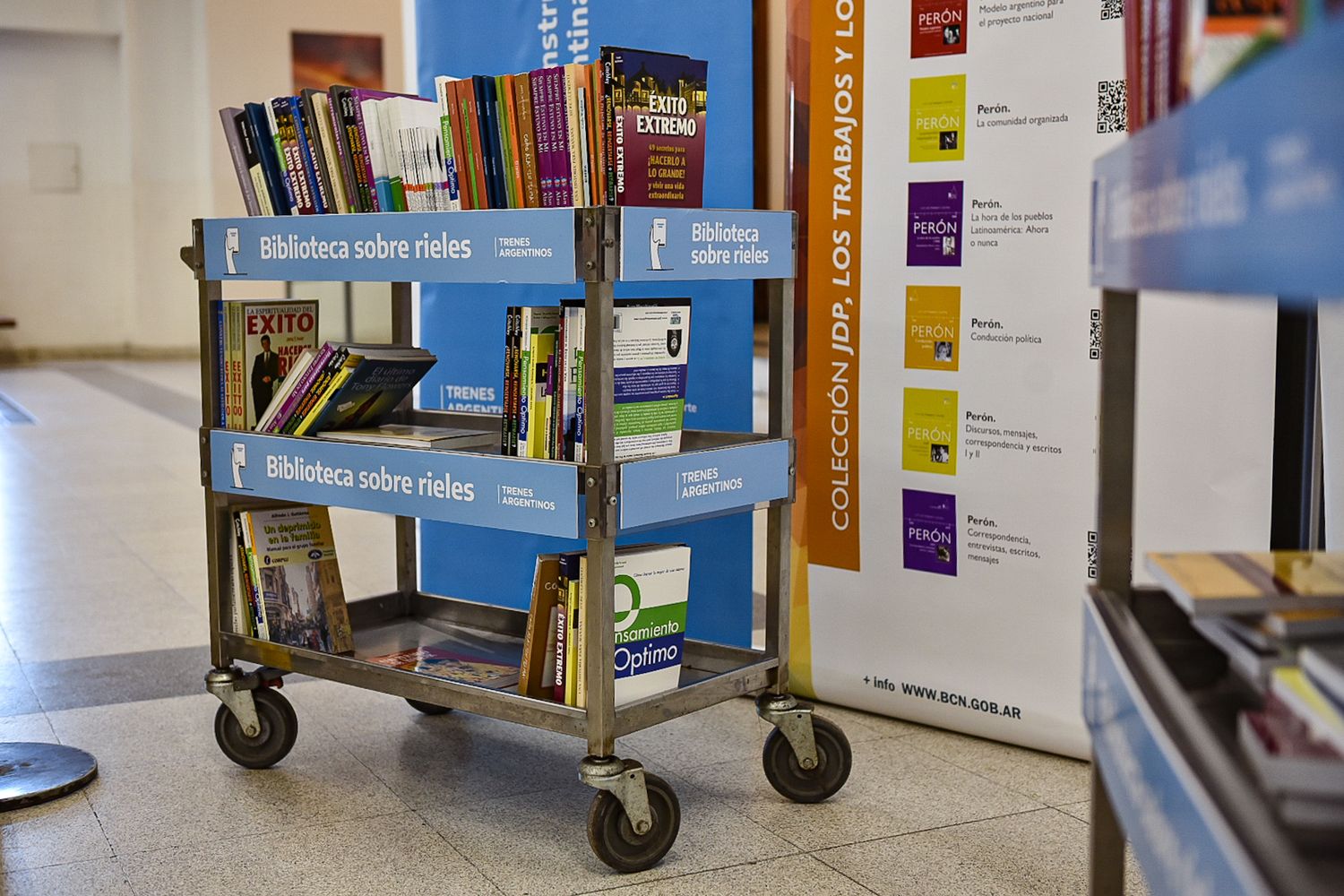 Biblioteca sobre rieles: Trenes de larga distancia suman libros para el viaje 