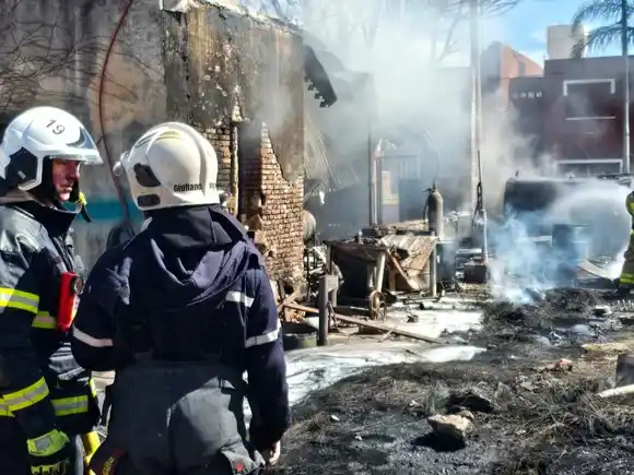 Grave incendio en Totoras por la explosión de tanques de combustibles en un depósito de camiones