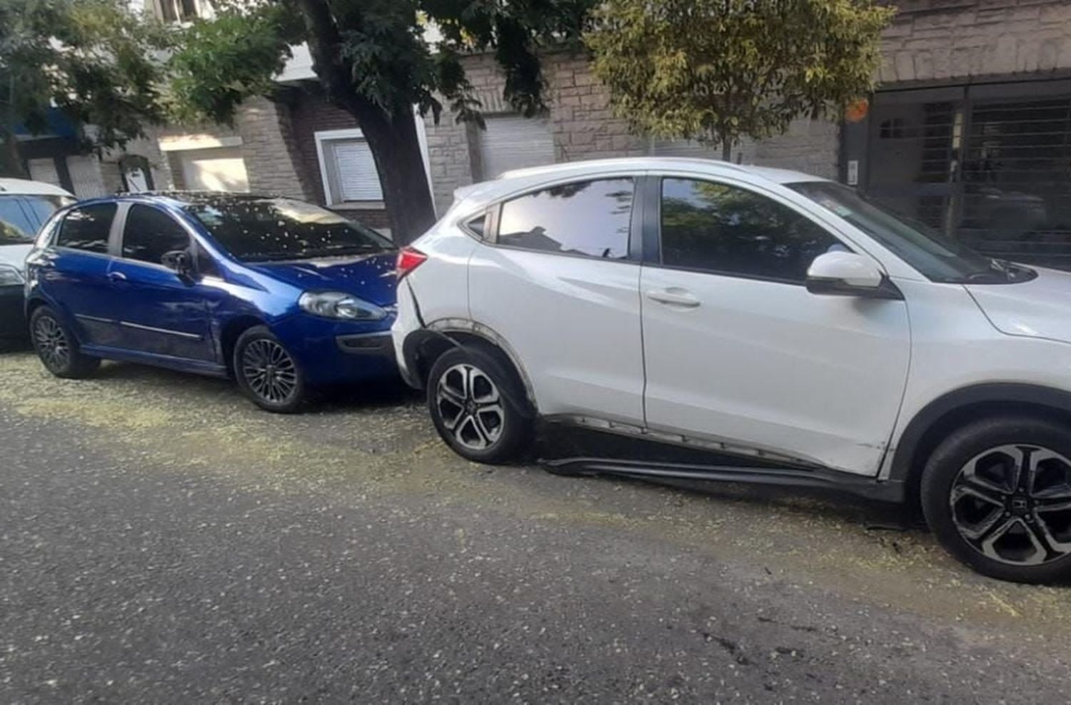 Borracho chocó dos autos estacionados