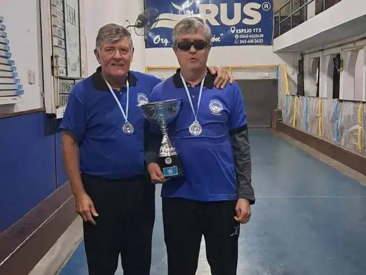 El "Polaco" Rada y "Toto" Bonfanti con su trofeo de subcampeones argentinos de bochas para ciegos.