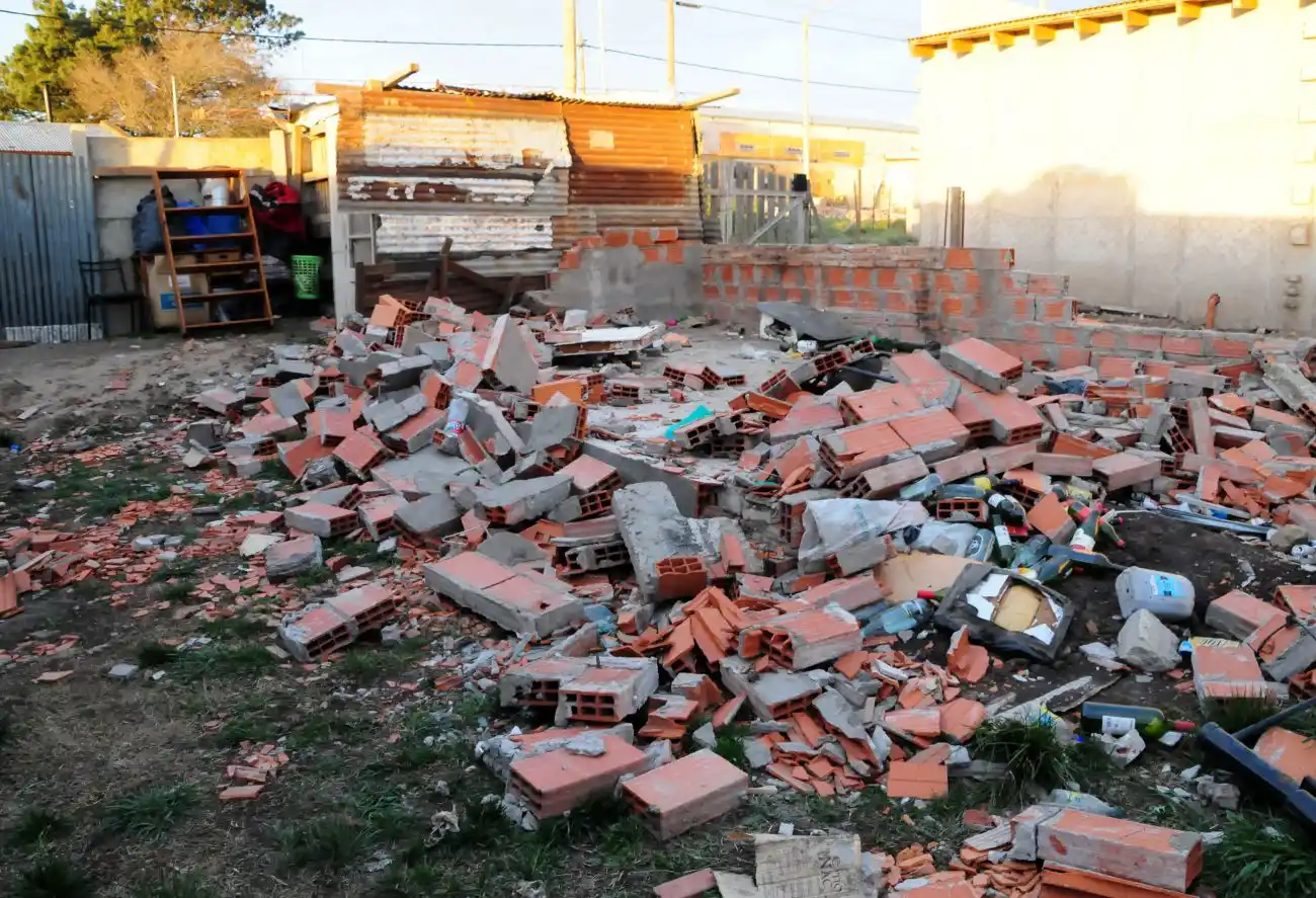 Vivía en un terreno que le habían prestado y el supuesto dueño le tiró la casa abajo