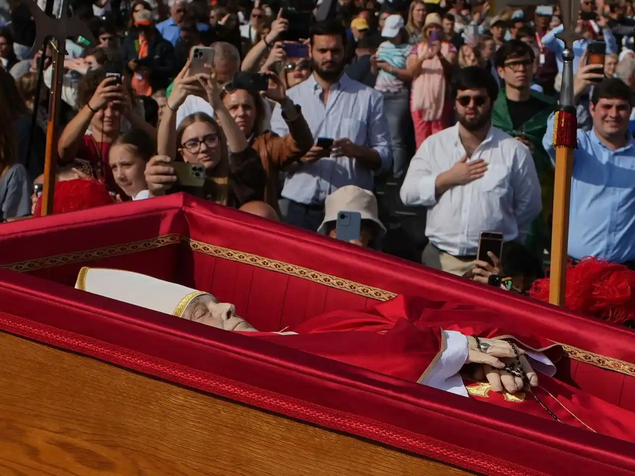 La capilla ardiente con los restos del papa Francisco se extenderá hasta el viernes.