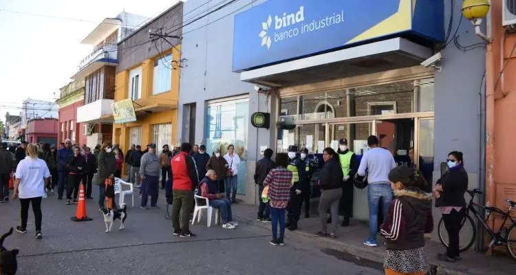 Tristísimo: Por la apertura de bancos, jubilados hacen cola desde las 2 de la madrugada