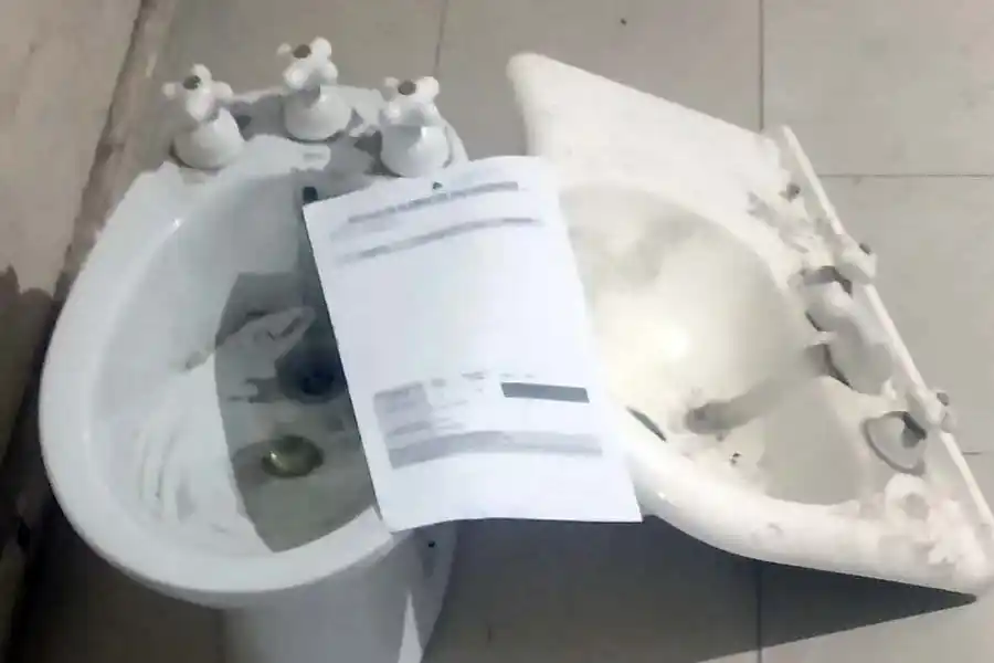 Dos hermanos fueron detenidos con un bidet y una pileta de baño de dudosa procedencia
