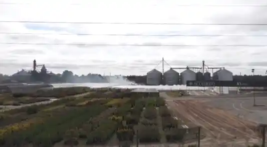 El silo incendiado en mayo continúa encendido: vecinos denuncian emanaciones peligrosas