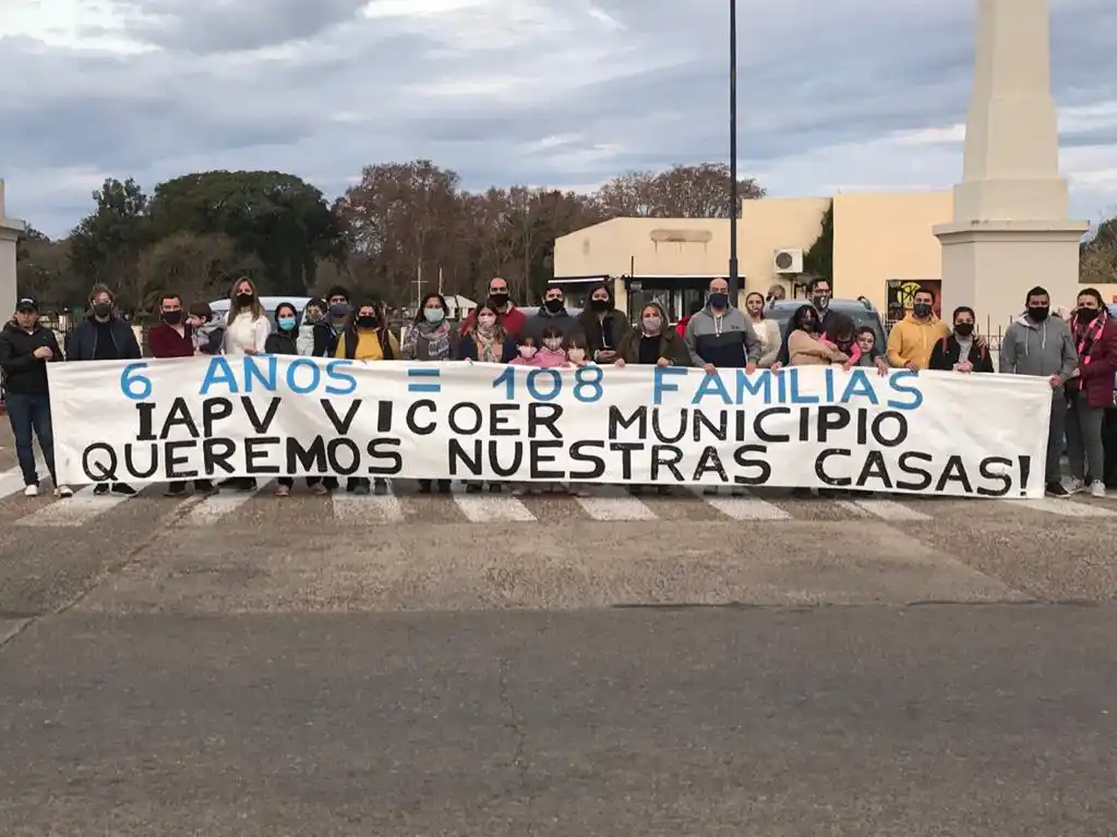 Vecinos volvieron a reclamar por la demora en la construcción de 108 viviendas