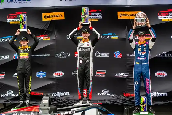 Piloto israelí celebró en el podio con las fotos de los secuestrados en su casco