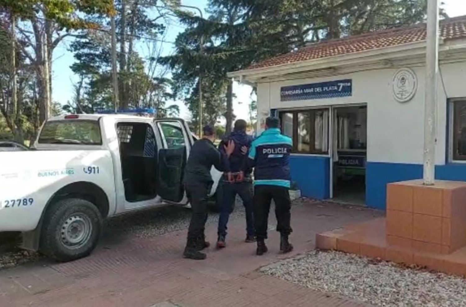 Robaron una casa, un vecino los vio y dejaron los elementos en la vía pública