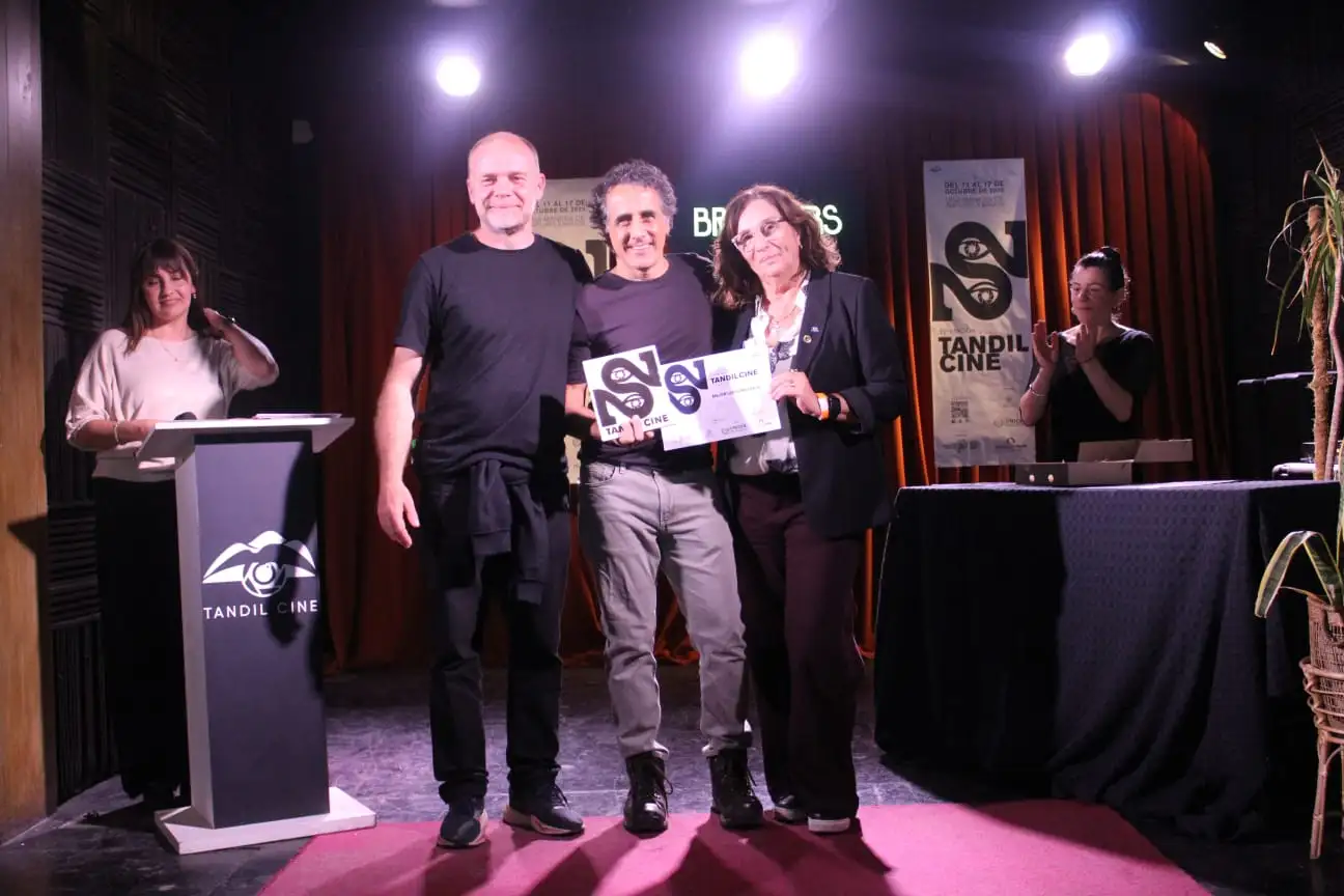 El director Ulises Rosell recibe la distinción de Jorge Sesan y Alicia Spinello.